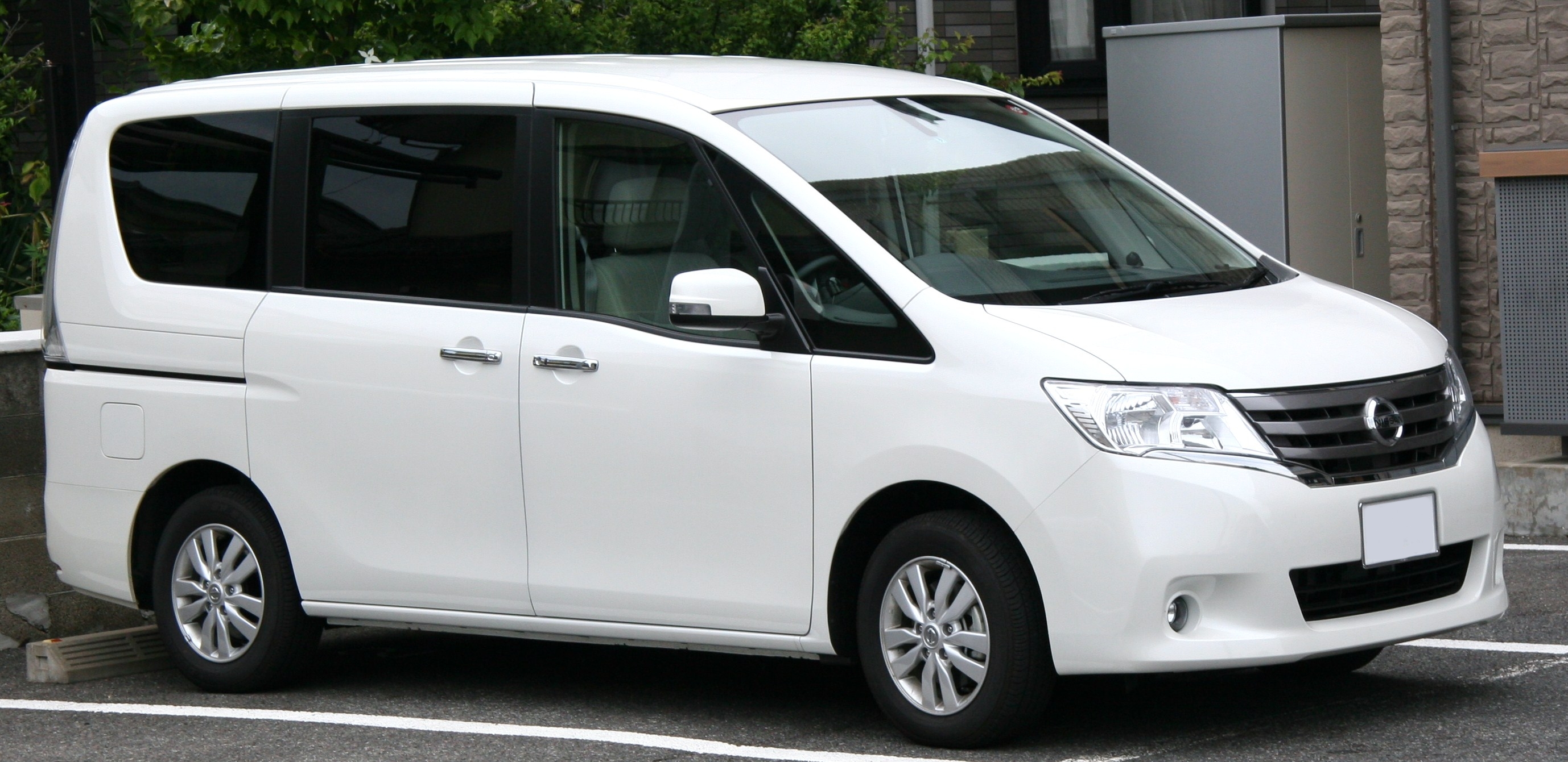 Вітрове скло для NISSAN SERENA (C26)